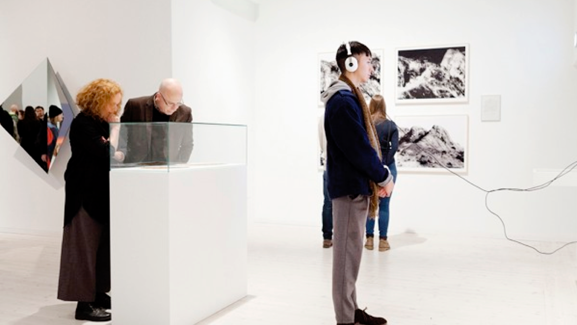 LE MONDE ÉTAIT PLAT, MAINTENANT IL EST ROND ET SERA UN HOLOGRAMME | Bildmuseet, Umeå (Suède) | 2015